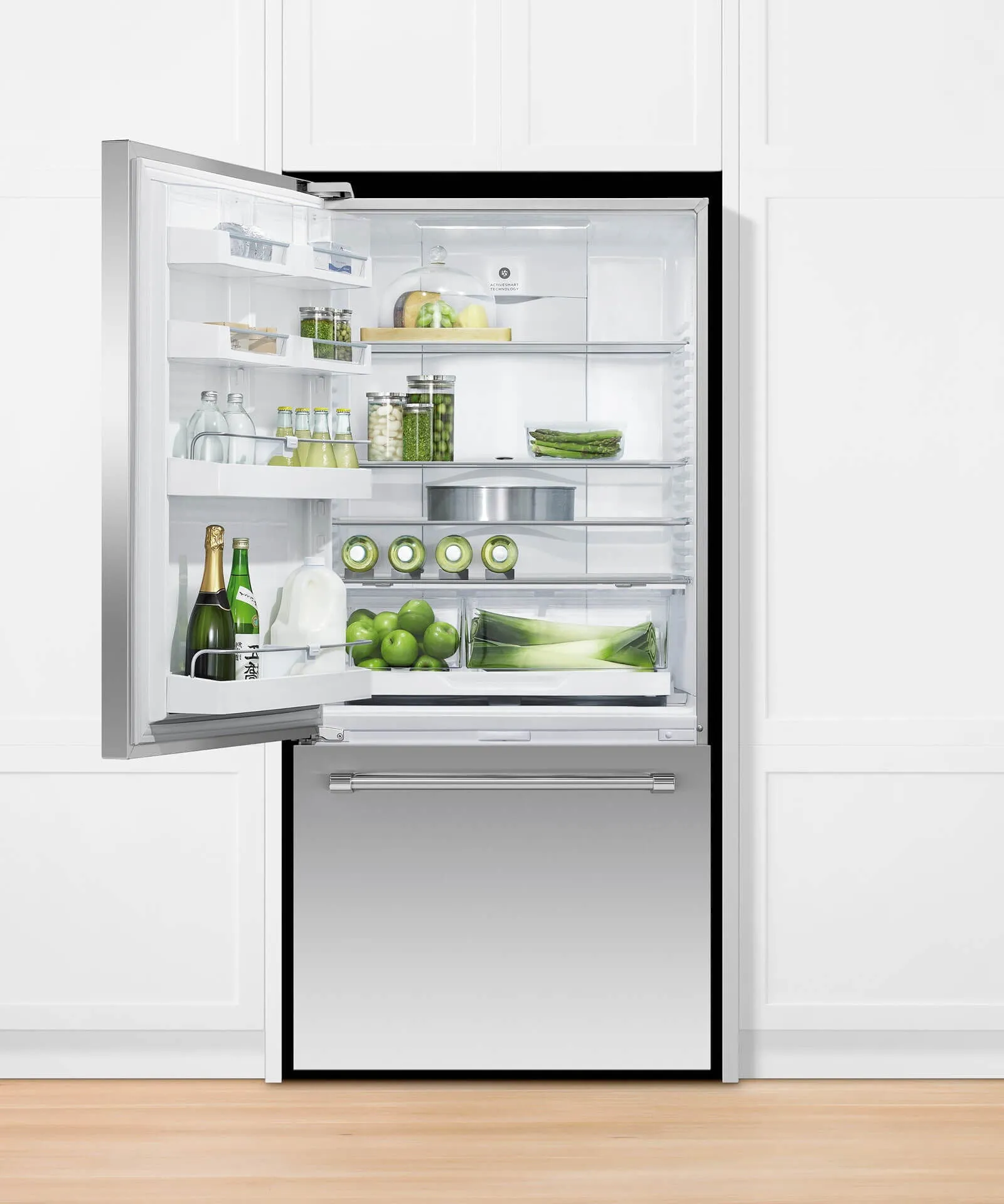 Fisher & Paykel RF170WLKUX6 Freestanding Refrigerator Freezer. 32. 17.5 Cu Ft. Ice & Water
